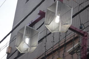 街燈電球のLED化計画実施中：日吉中央通り商店街